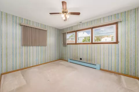 Bedroom - 904 Parkview Ln, Des Plaines, IL 60016 photo 2 of 3