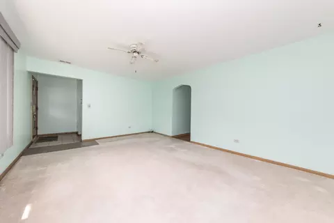 Living - 904 Parkview Ln, Des Plaines, IL 60016 photo 2 of 6