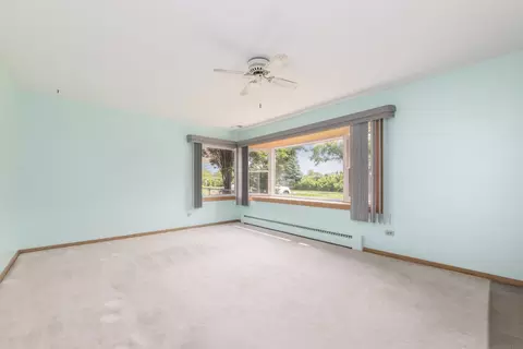 Living - 904 Parkview Ln, Des Plaines, IL 60016 photo 3 of 6