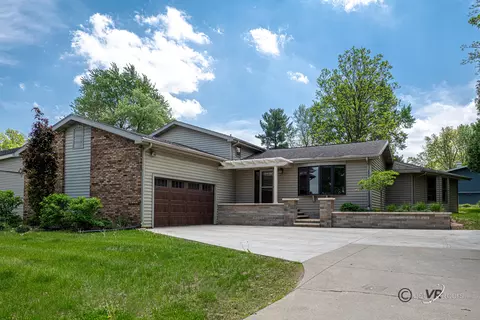 2031 W Winchester Dr, Freeport, IL 61032