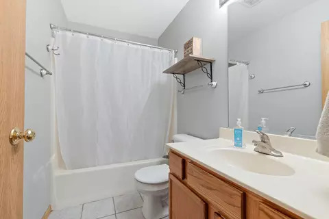 Bath - 557 Sandy Ct, Harvard, IL 60033 photo 1 of 2