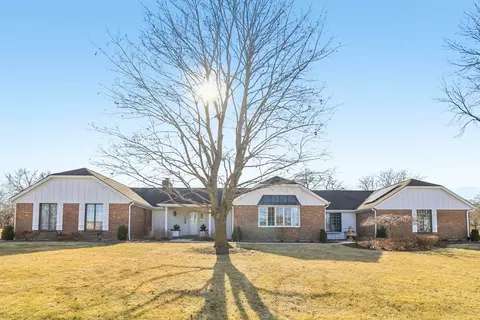 723 Beacon Dr, Lake Barrington, IL 60010