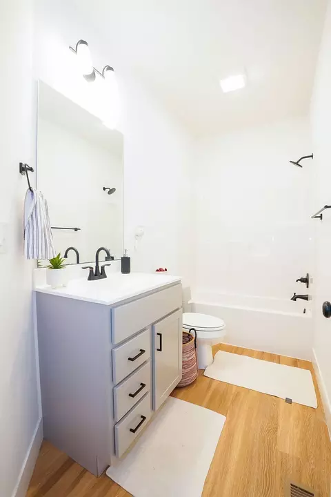 Bath - 1905 Glenbridge Rd, Bloomington, IL 61704 photo 3 of 5