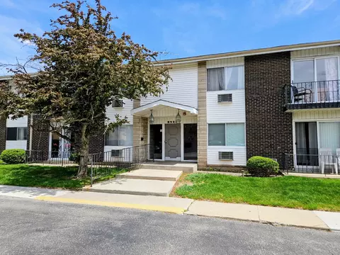 8928 Steven Dr #2F, Des Plaines, IL 60016