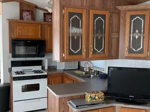 Kitchen - 282 Misty Rdg, Lakemoor, IL 60051 photo 2 of 2