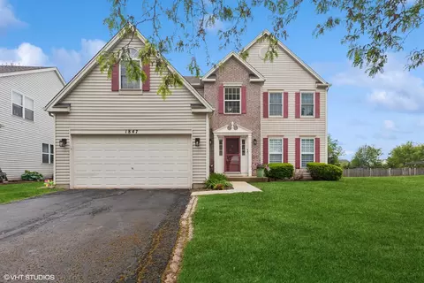 1847 Lake Shore Dr, Romeoville, IL 60446