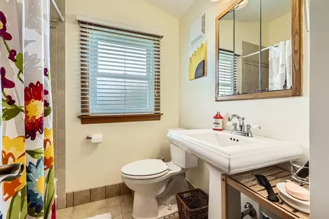 Bath - 2080 Fox Ln, Des Plaines, IL 60018 photo 1 of 2