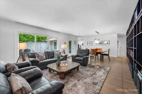 Living - 7 Hampton On Auburn Dr, Rolling Meadows, IL 60008 photo 2 of 7