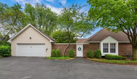 7 Hampton On Auburn Dr, Rolling Meadows, IL 60008