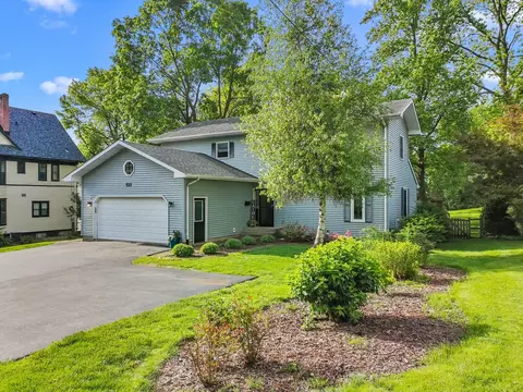525 W Jackson St, Woodstock, IL 60098