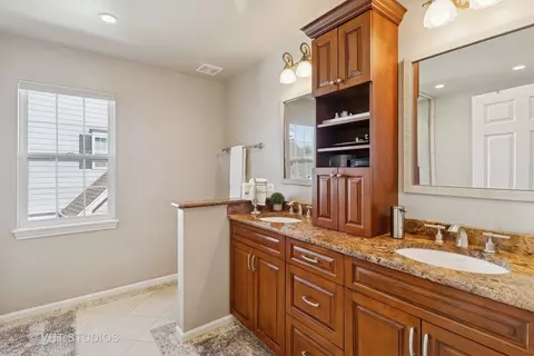 Bath - 1117 Pine Valley Ct, Elgin, IL 60124 photo 2 of 4