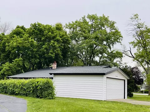 142 Glendale St, Wheeling, IL 60090 photo 2