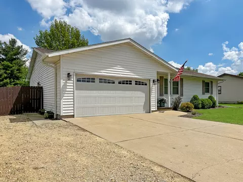 5411 S Brookstone Dr, Rochelle, IL 61068