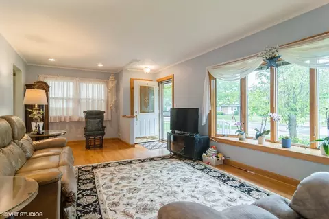 Living - 91 Fletcher Dr, Des Plaines, IL 60016 photo 1 of 2