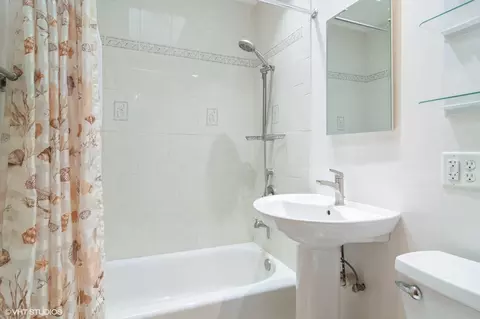 Bath - 91 Fletcher Dr, Des Plaines, IL 60016 photo 1 of 2