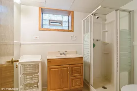 Bath - 91 Fletcher Dr, Des Plaines, IL 60016 photo 2 of 2