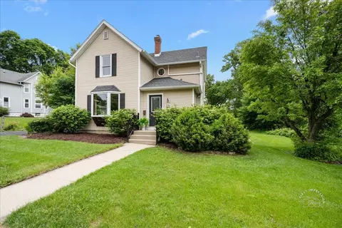 28 N 12th Ave, Saint Charles, IL 60174