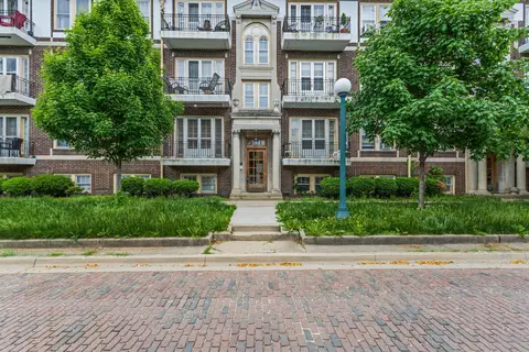 408 N Prairie St #3, Champaign, IL 61820