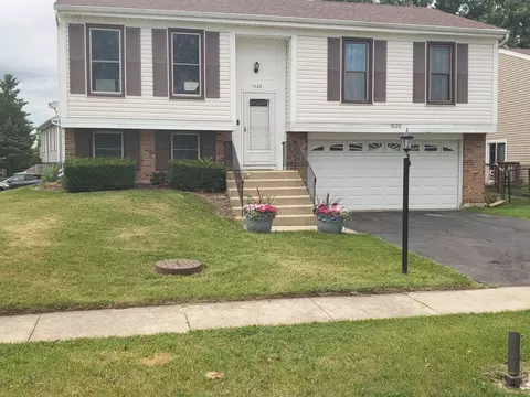 1020 Woodside Dr, Roselle, IL 60172