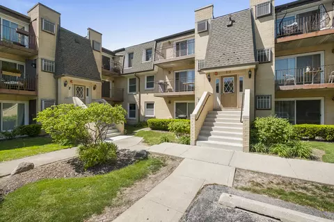 812 N River Rd #3B, Mount Prospect, IL 60056