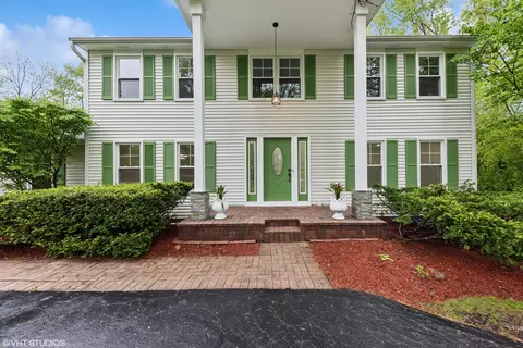 1887 White Fence Ln, Green Oaks, IL 60048