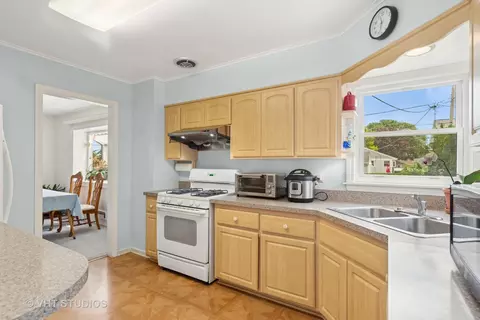 Kitchen - 1401 S 6th Ave, Des Plaines, IL 60018 photo 2 of 2