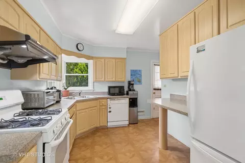 Kitchen - 1401 S 6th Ave, Des Plaines, IL 60018 photo 1 of 2