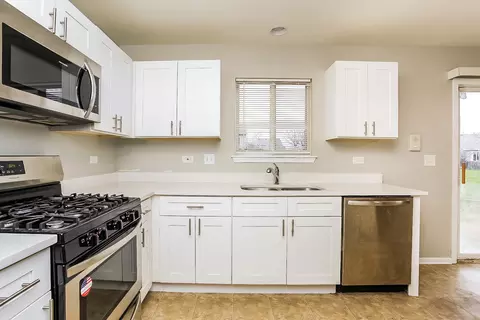 Kitchen - 625 Deames St, Plano, IL 60545 photo 2 of 2