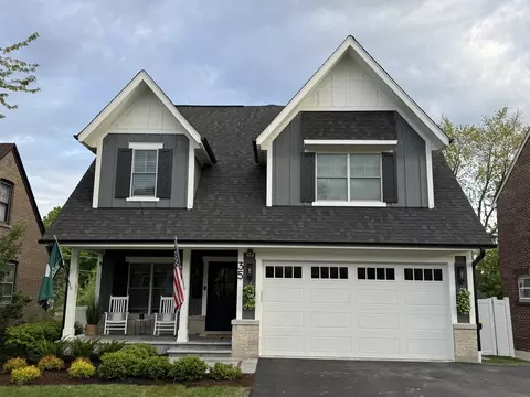 35 E Woodworth Pl, Roselle, IL 60172