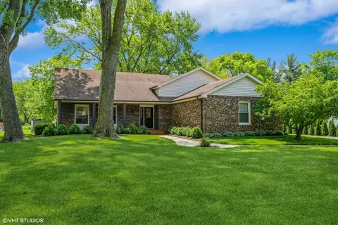 235 Stratford Ln, Inverness, IL 60010