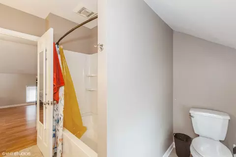 Bath - 523 Spruce St, Aurora, IL 60506 photo 3 of 4