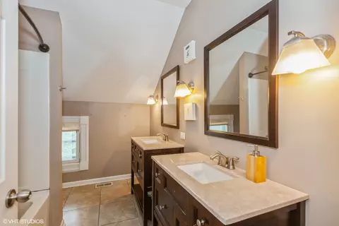 Bath - 523 Spruce St, Aurora, IL 60506 photo 2 of 4