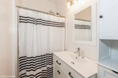 Bath - 523 Spruce St, Aurora, IL 60506 photo 4 of 4