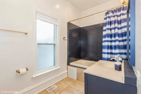 Bath - 523 Spruce St, Aurora, IL 60506 photo 1 of 4