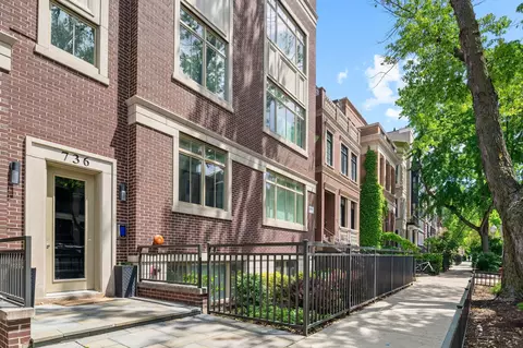 736 W Melrose St #4W, Chicago, IL 60657