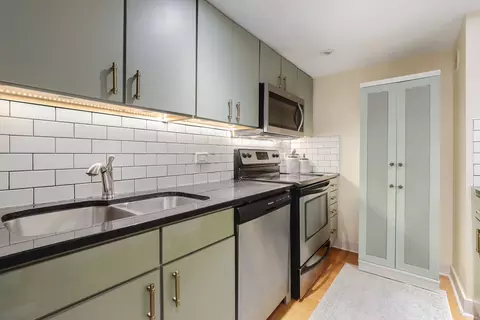 Kitchen - 40 E 9th St #716, Chicago, IL 60605 photo 3 of 4