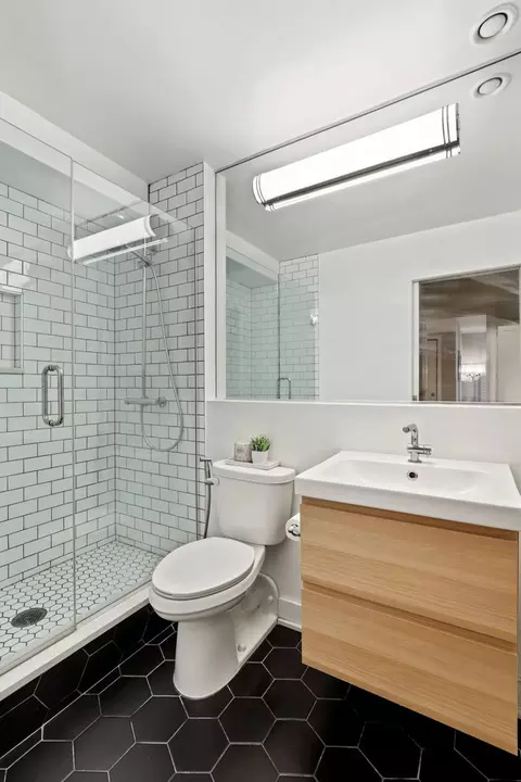 Bath - 40 E 9th St #716, Chicago, IL 60605 photo 2 of 5