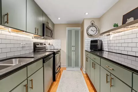 Kitchen - 40 E 9th St #716, Chicago, IL 60605 photo 2 of 4