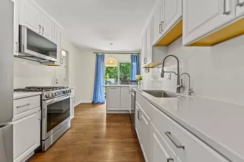 Kitchen - 837 Heatherbrook Ct, Wheaton, IL 60189 photo 1 of 4