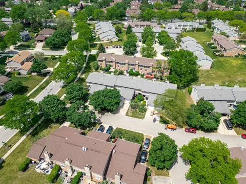 View/Area - 837 Heatherbrook Ct, Wheaton, IL 60189 photo 4 of 7