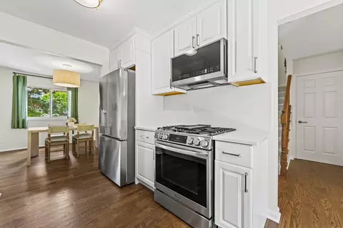 Kitchen - 837 Heatherbrook Ct, Wheaton, IL 60189 photo 2 of 4