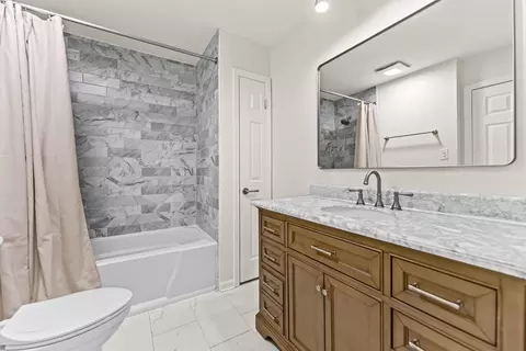Bath - 837 Heatherbrook Ct, Wheaton, IL 60189 photo 2 of 2