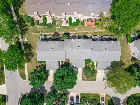 View/Area - 837 Heatherbrook Ct, Wheaton, IL 60189 photo 3 of 7