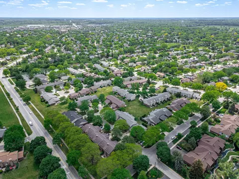 View/Area - 837 Heatherbrook Ct, Wheaton, IL 60189 photo 6 of 7