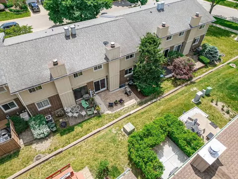 View/Area - 837 Heatherbrook Ct, Wheaton, IL 60189 photo 2 of 7
