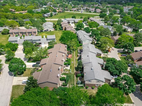 View/Area - 837 Heatherbrook Ct, Wheaton, IL 60189 photo 5 of 7