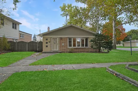 5440 Oak Center Dr, Oak Lawn, IL 60453