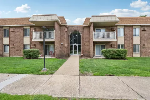 461 N Jonathan Dr #104, Palatine, IL 60074