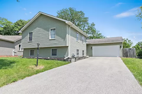 17 Autumn Ln, Streamwood, IL 60107