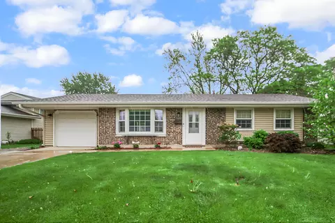 825 Sienna Dr, Schaumburg, IL 60193